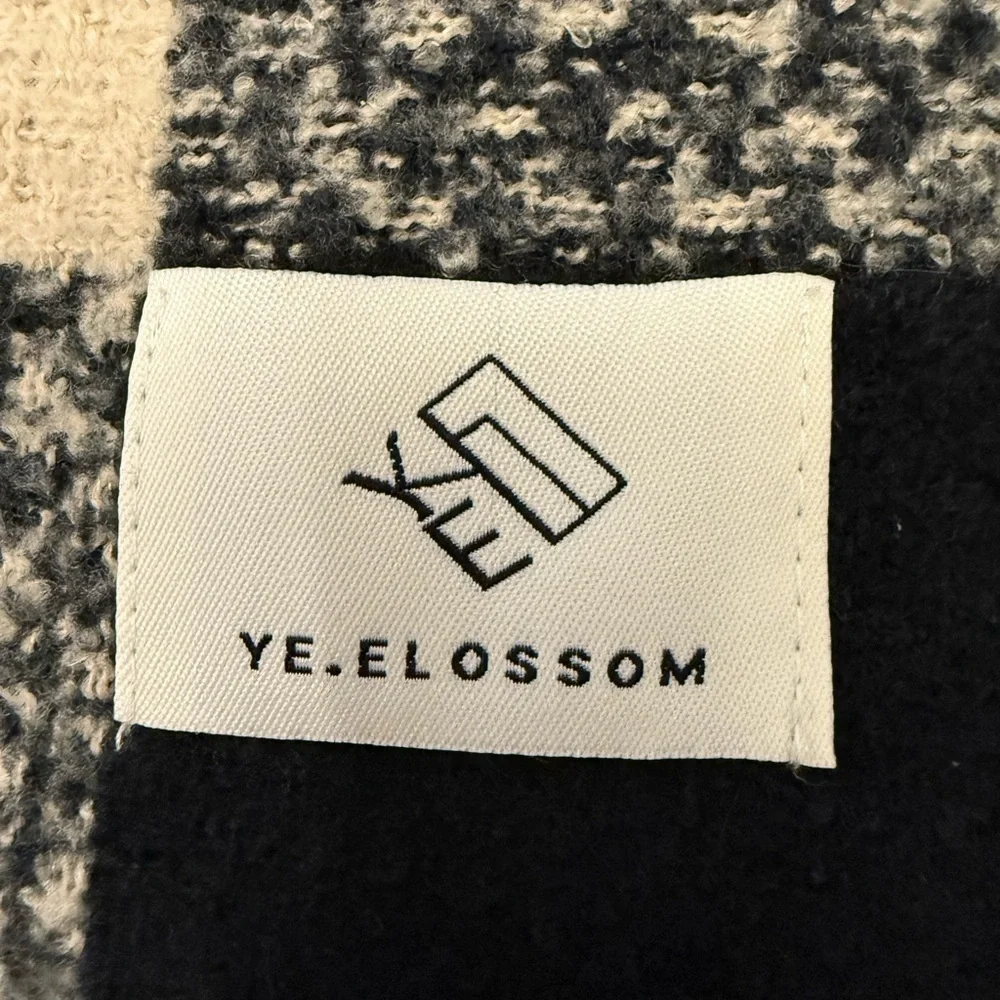 YE.ELOSSOM plaid blanket scarf with tassels.